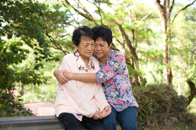 小時候和表妹很親！長大失聯「有天多年沒見的她跑來我家」 她住7天後「留下一個破鐵盒」要我晚上打開