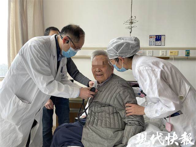 79歲大爺「用陳皮泡茶喝」半年後復查，醫生直言：趕緊停下來