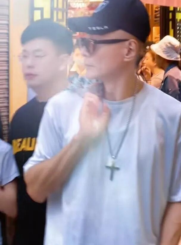 TVB昔日男神母親離世，消瘦散心無人認出，逛街險被行人撞到