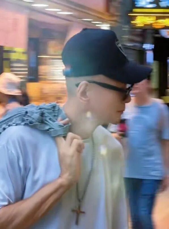 TVB昔日男神母親離世，消瘦散心無人認出，逛街險被行人撞到