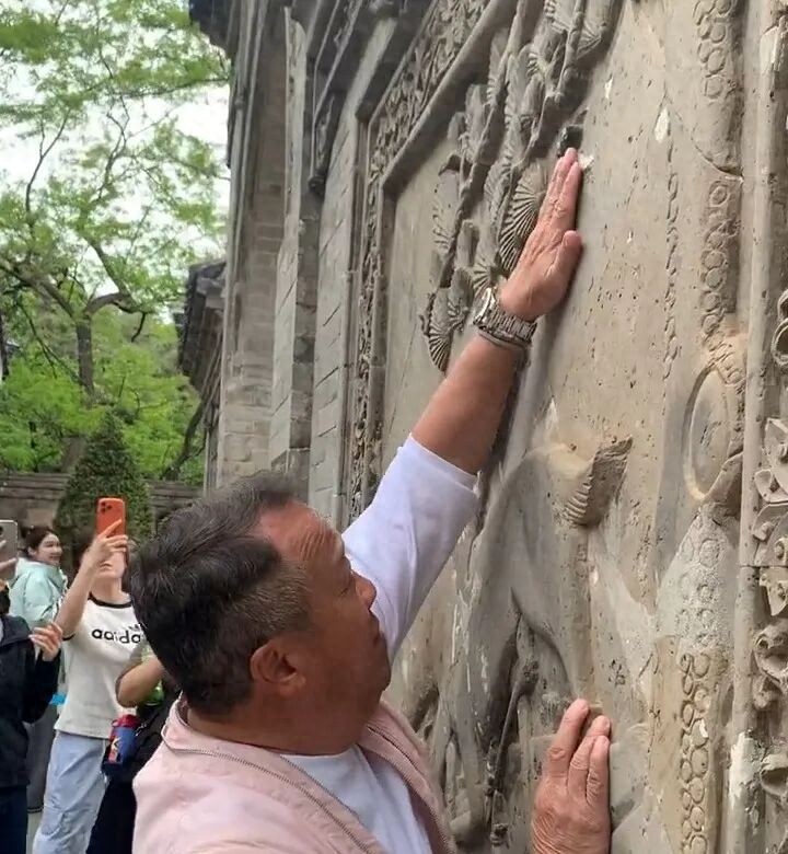 曾志偉現身大孤山祈福,摸千年古樹求強身延壽,自曝身體越來越差