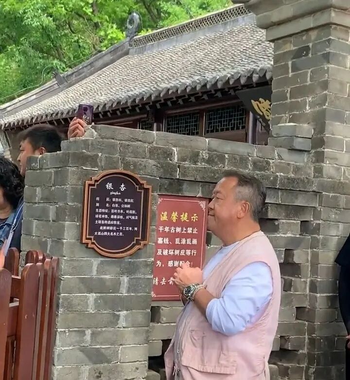 曾志偉現身大孤山祈福,摸千年古樹求強身延壽,自曝身體越來越差