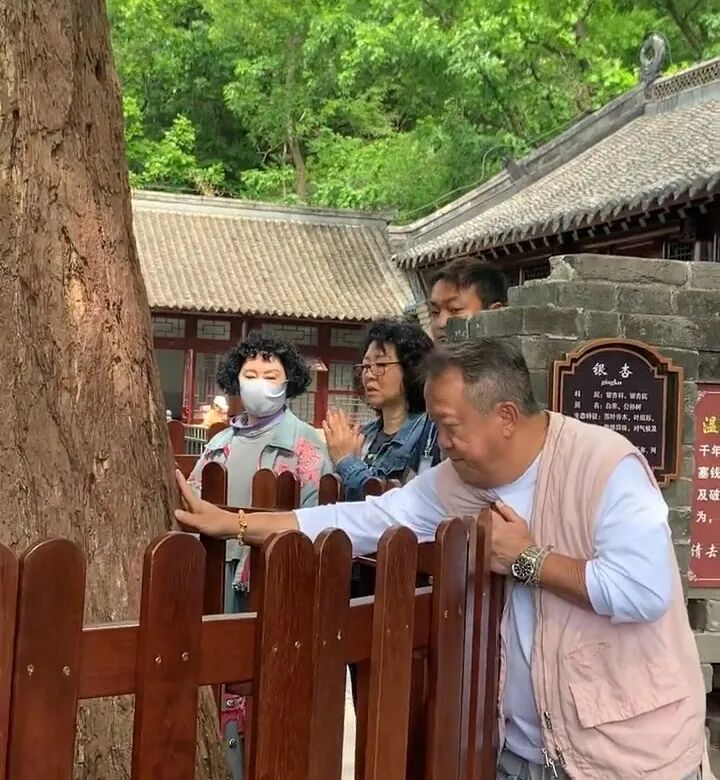 曾志偉現身大孤山祈福,摸千年古樹求強身延壽,自曝身體越來越差