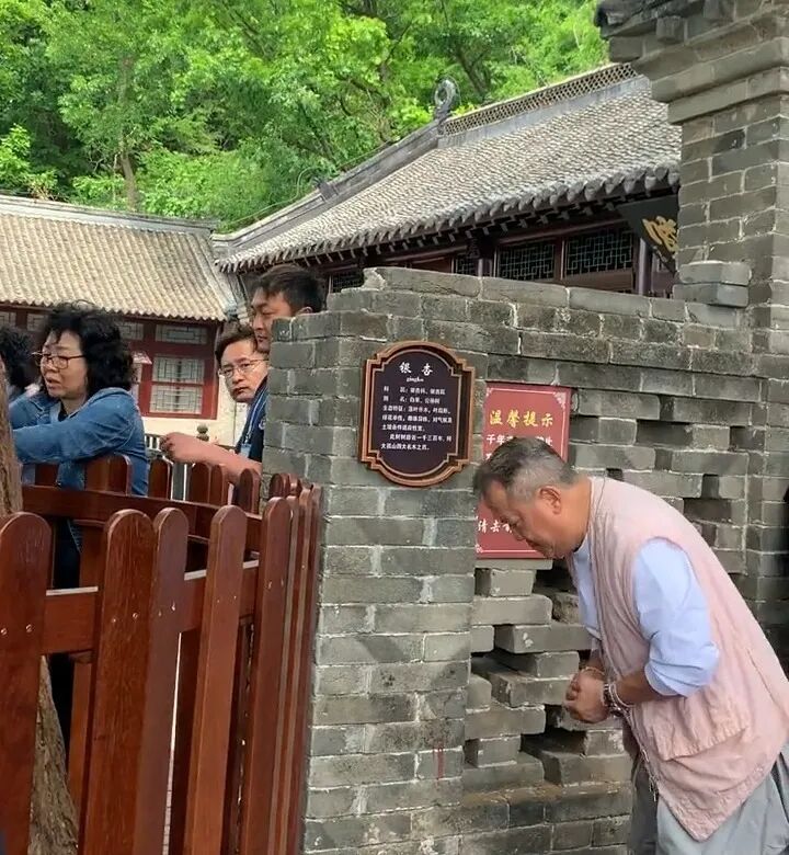 曾志偉現身大孤山祈福,摸千年古樹求強身延壽,自曝身體越來越差