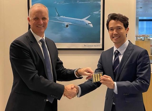 恭喜!TVB前混血男星升職當大客機機長,年薪或將高達200萬港幣