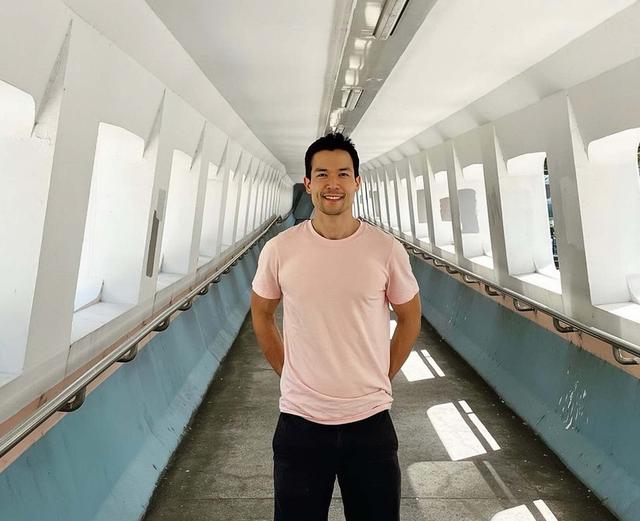 恭喜!TVB前混血男星升職當大客機機長,年薪或將高達200萬港幣