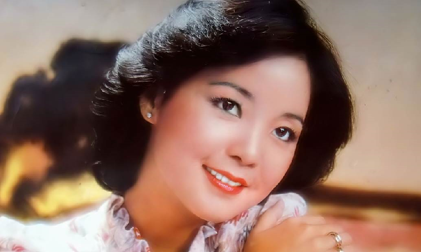1967年,台灣阿里山10位年輕人拍的一張合影,中間這個才14歲的小姑娘,後來成了紅遍亞洲的大歌星!
