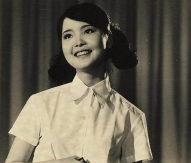 1967年,台灣阿里山10位年輕人拍的一張合影,中間這個才14歲的小姑娘,後來成了紅遍亞洲的大歌星!