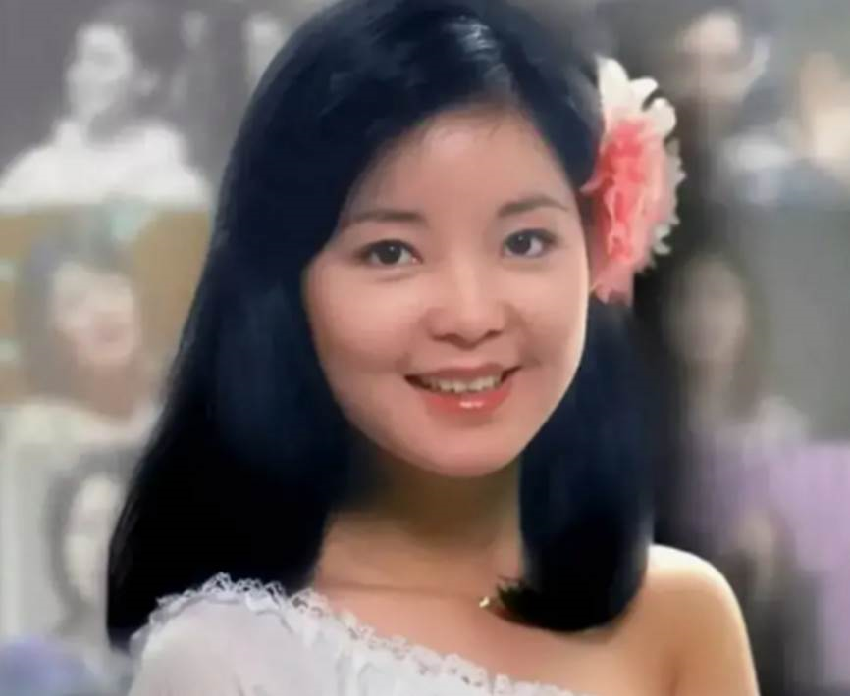 1967年,台灣阿里山10位年輕人拍的一張合影,中間這個才14歲的小姑娘,後來成了紅遍亞洲的大歌星!