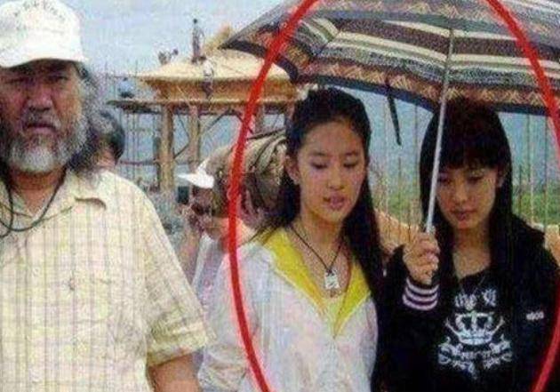 14年前她給劉亦菲撐傘，14年後成為一線明星，名氣比劉亦菲大