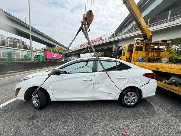 國道交通事故！安迪女兒驚傳「遭聯結車拖行50公尺」 車身全爛「狀況曝光」