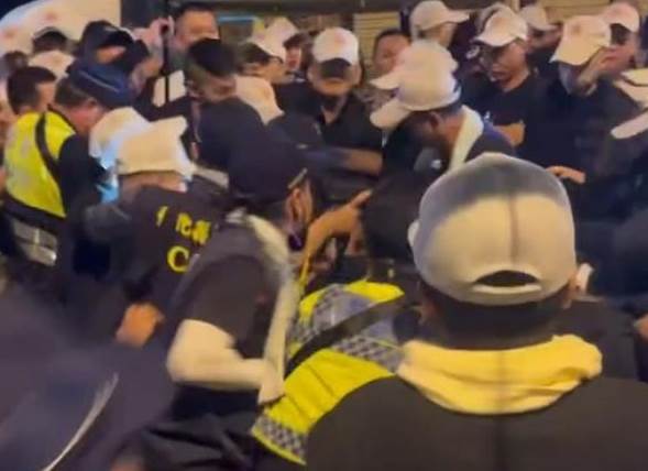 大甲盃開打！橘衣+9團圍毆滅團警！2警被打到倒下流鼻血、寡不敵眾...