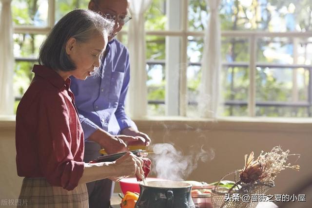 回娘家吃飯！爸媽不讓我進廚房「我瞄到有龍蝦」好感動　上桌時「卻沒那道菜」老公一番話把我點醒