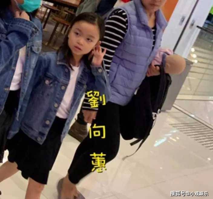 原創             劉德華罕見攜女兒亮相，11歲劉向蕙長相甜美和朱麗倩如複製粘貼