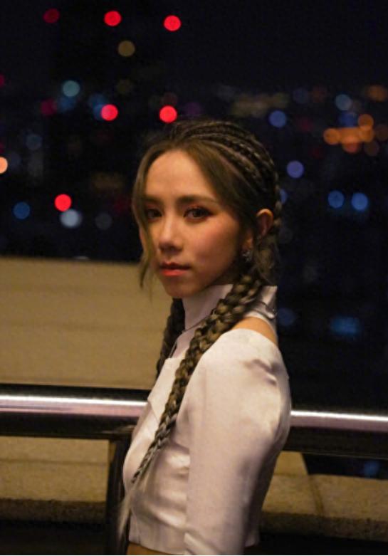 香港知名女星患一病，被母親隱瞞34年，靠意志力硬撐153場巡演