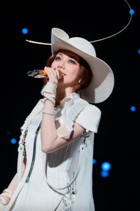 香港知名女星患一病，被母親隱瞞34年，靠意志力硬撐153場巡演