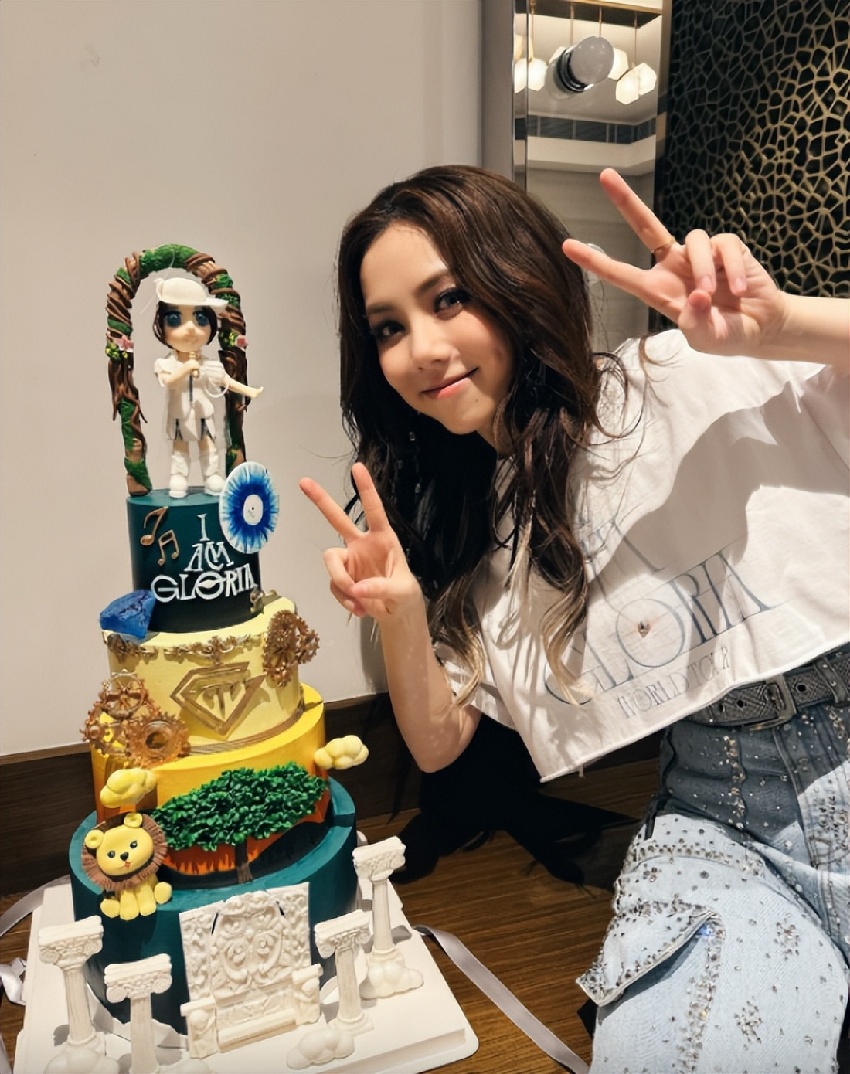 香港知名女星患一病，被母親隱瞞34年，靠意志力硬撐153場巡演