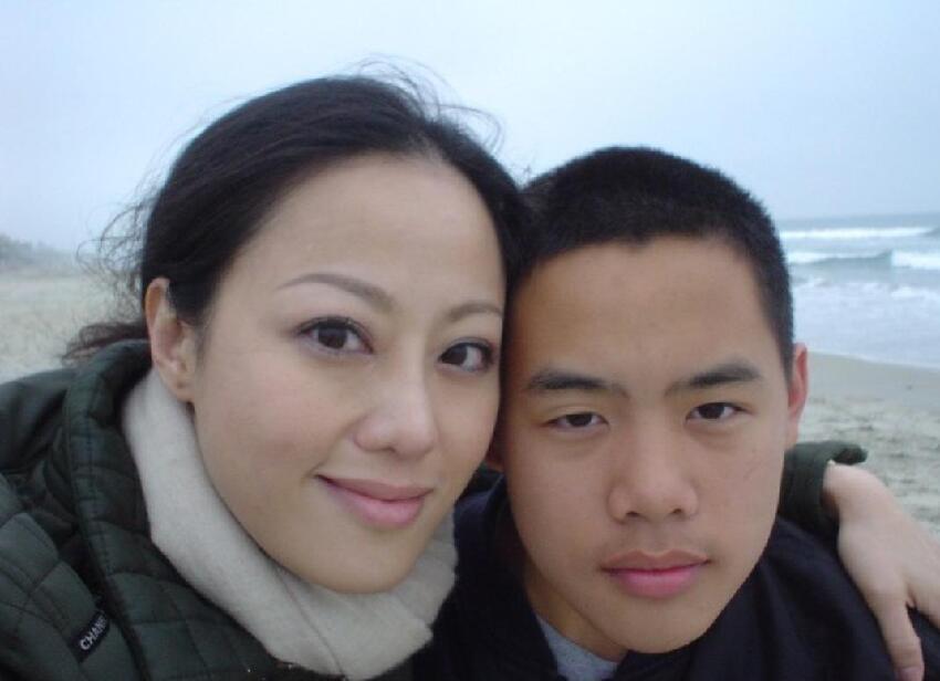 鍾鎮濤35歲兒子告別香港,感慨在當地無人認識,移居上海開咖啡館