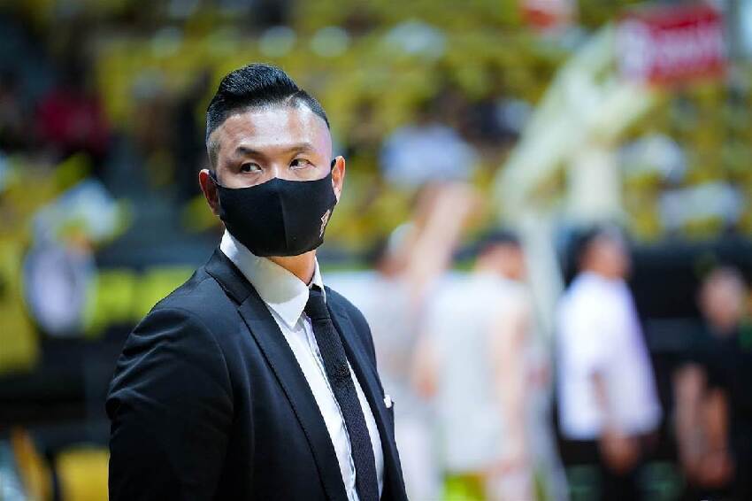 被爆逼強行關係！陳建州玩超大「被美眉包圍坐大腿」照片流出 網痛批：酒池肉林
