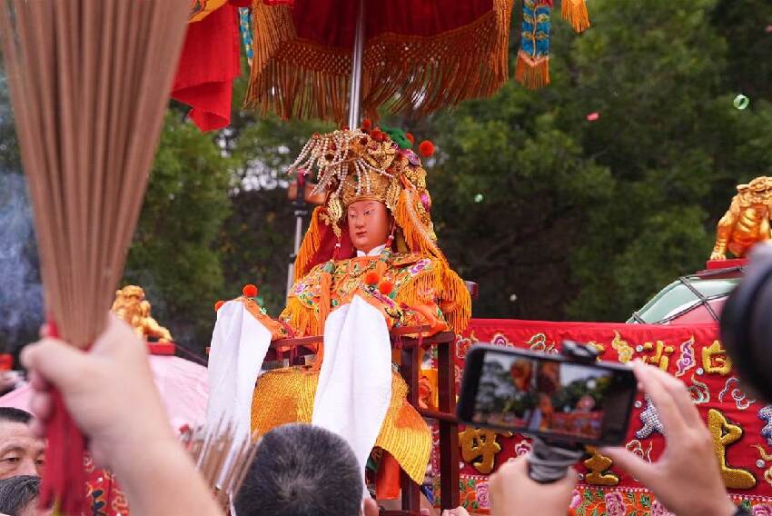 最後一哩路！「媽祖突衝進餐廳」1神蹟降臨，他「無償煮6600碗麵」連續5年