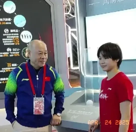 李寧問全紅嬋：「小全啊，以後不跳水了有啥打算？」，李寧給全紅嬋出主意，全紅嬋笑得跺腳，全紅嬋說話很有水平，待人接物也越來越得體