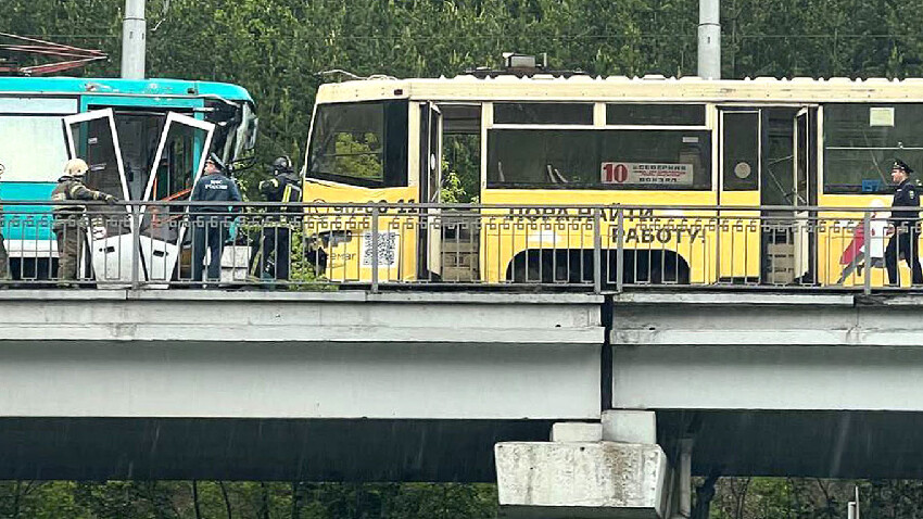 輕軌列車「剎車失靈」公路失速狂飆！ 乘客被甩飛「釀1死意外」 #恐怖現場影片曝光