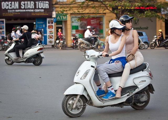 越南旅遊,  騎摩托車的越南少女才是一道美麗的風景 ! 吸引眾多男遊客都不想離去。。。