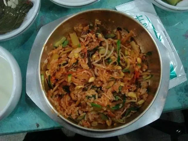 產後婆婆給我吃冷飯，我倒垃圾桶，去廚房找泡麵吃，開燈後我淚如雨下