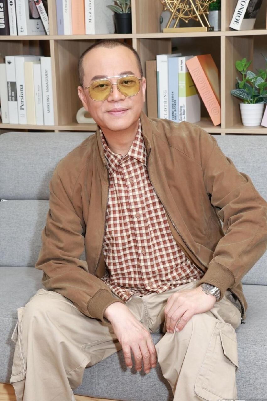 被嘲過氣藝人擺架子！前TVB男星現身順德吃雞煲，多名保安護航