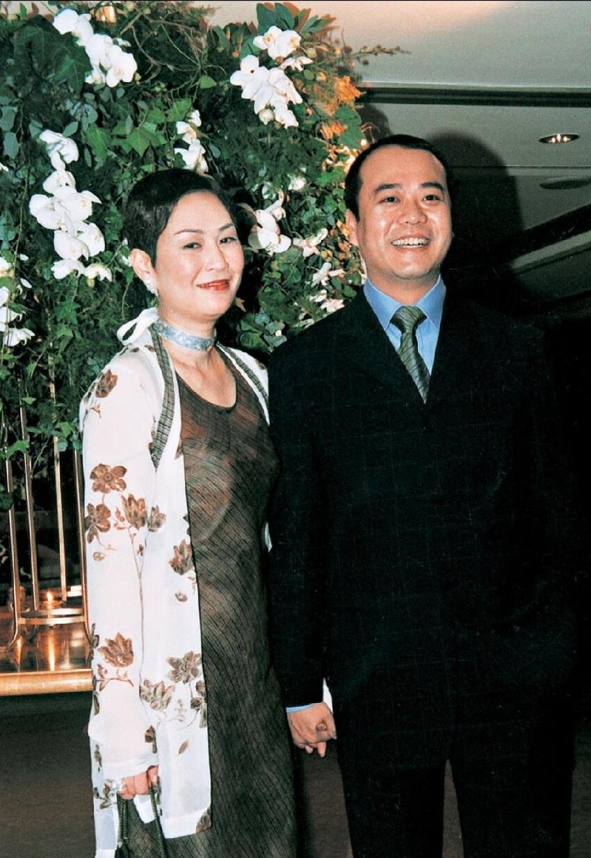 被嘲過氣藝人擺架子！前TVB男星現身順德吃雞煲，多名保安護航