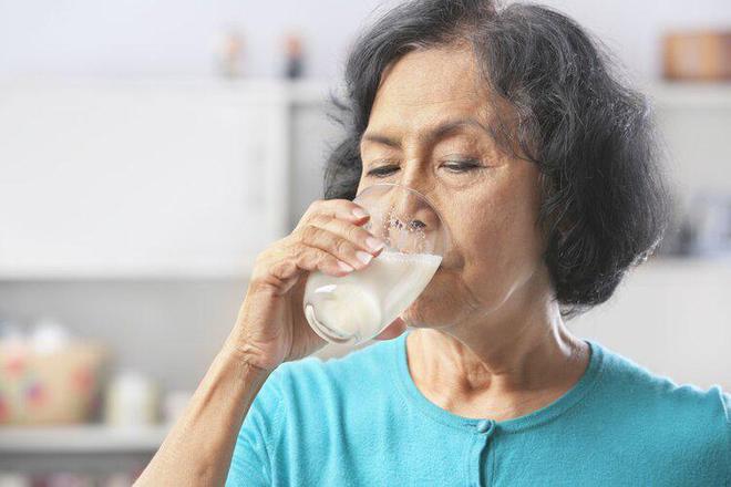 牛奶喝多了會得腎結石？警惕：這3類食物才是導致腎結石的元兇！