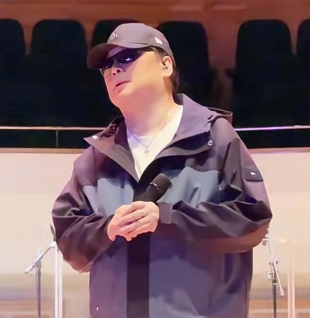 香港知名男星復出開演唱會，身材發胖到不敢認，說錯話被封殺多年