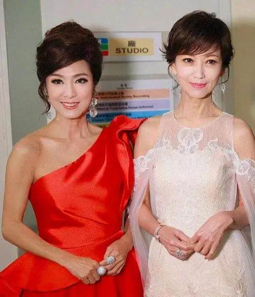 成龍獨寵她8年，卻慘遭鄧麗君上位，67歲至今未婚，無兒無女：香港第一美女，可惜了！