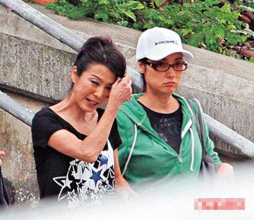 成龍獨寵她8年，卻慘遭鄧麗君上位，67歲至今未婚，無兒無女：香港第一美女，可惜了！