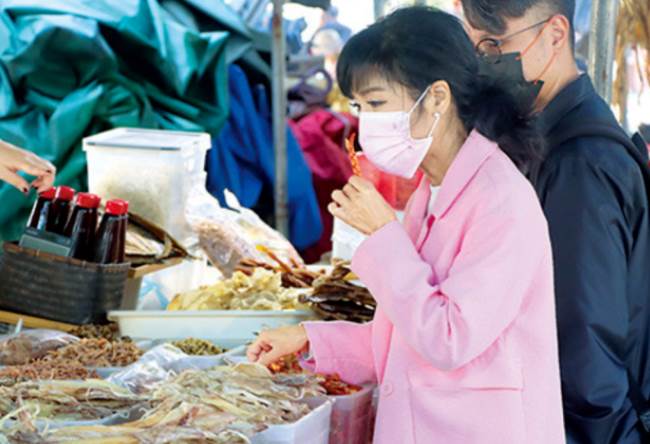 成龍獨寵她8年，卻慘遭鄧麗君上位，67歲至今未婚，無兒無女：香港第一美女，可惜了！