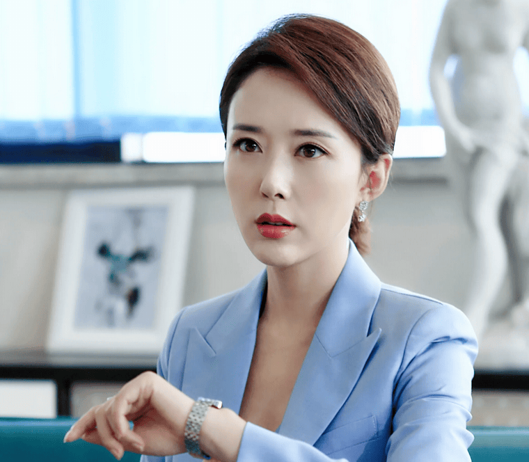 著名的女演員顏丹晨:44歲勇敢給小丈夫生子,她曾因最美嫦娥走紅