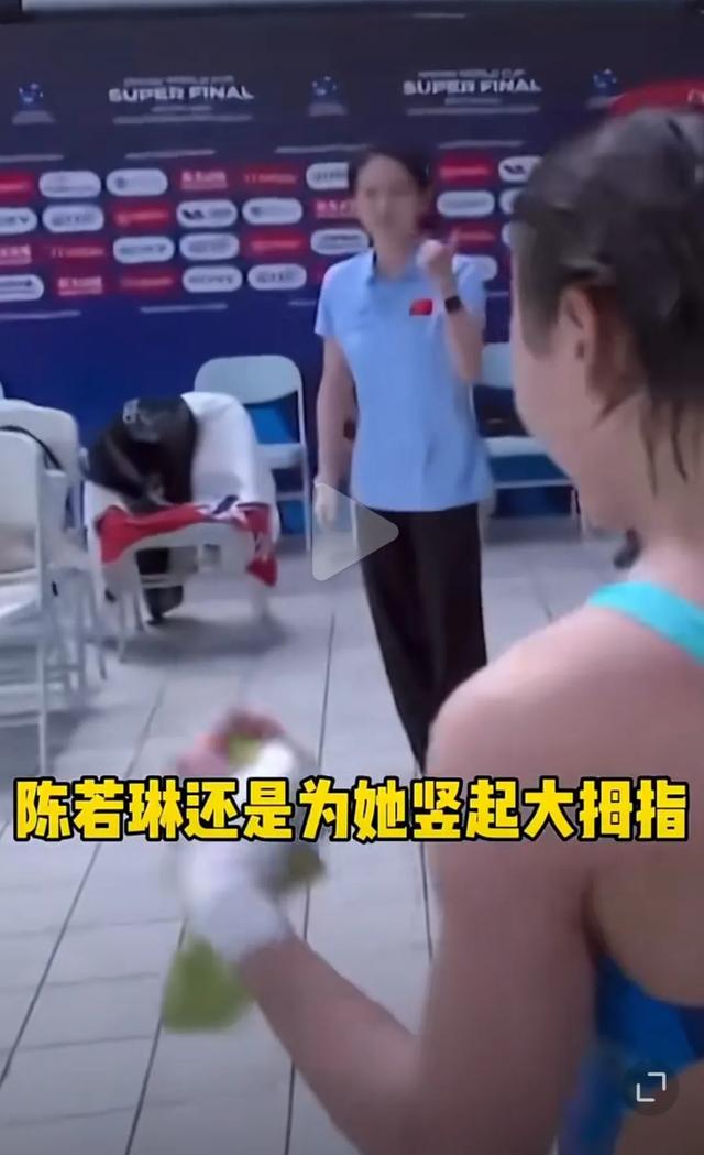 全紅嬋獲得亞軍,陳若琳教練豎起大拇指,擊掌肯定了全紅嬋!