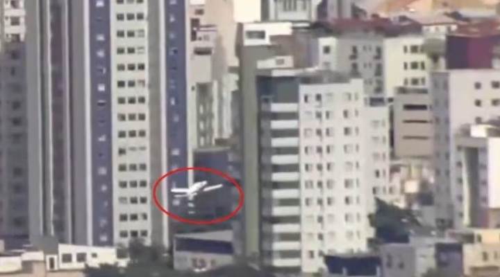 才剛起飛！ 飛機下墜「直衝住宅大樓」死傷曝光
