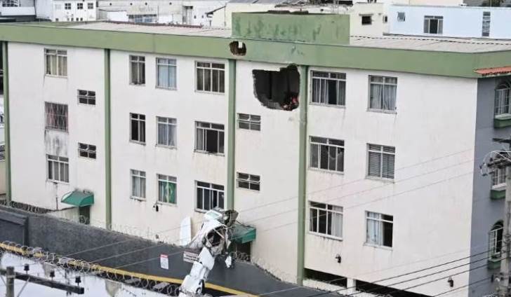 才剛起飛！ 飛機下墜「直衝住宅大樓」死傷曝光