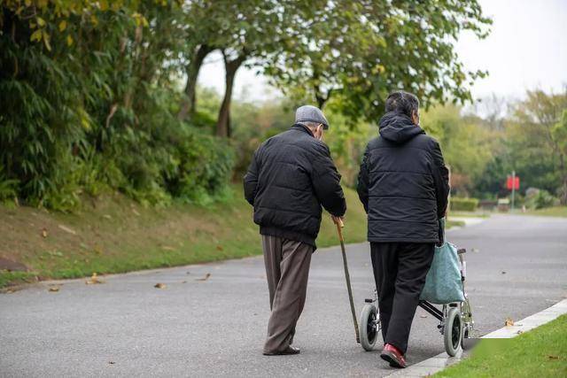 年紀大要少吃蘋果？醫生提醒：若不想患上腸胃疾病，這幾物要少碰