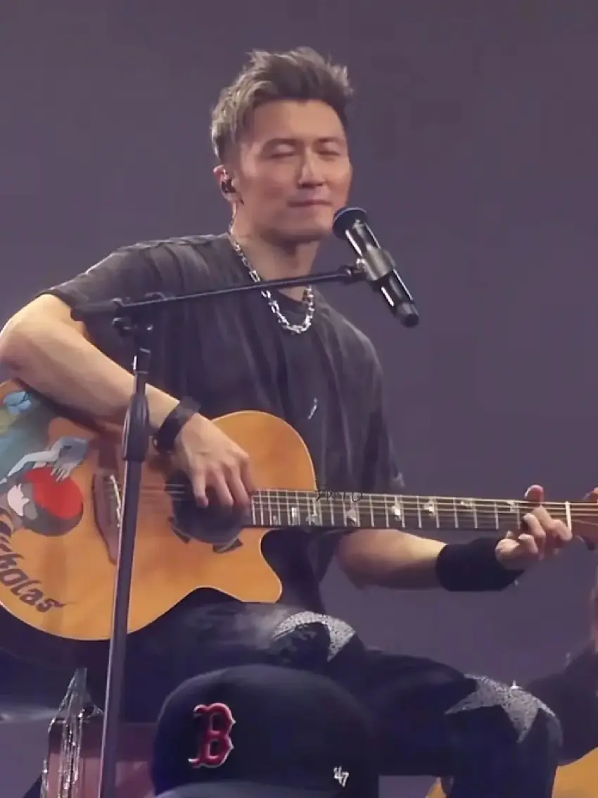 謝霆鋒演唱會，半個港圈來助陣，親媽拉姑激動跟唱，後爸坐在後面不高興