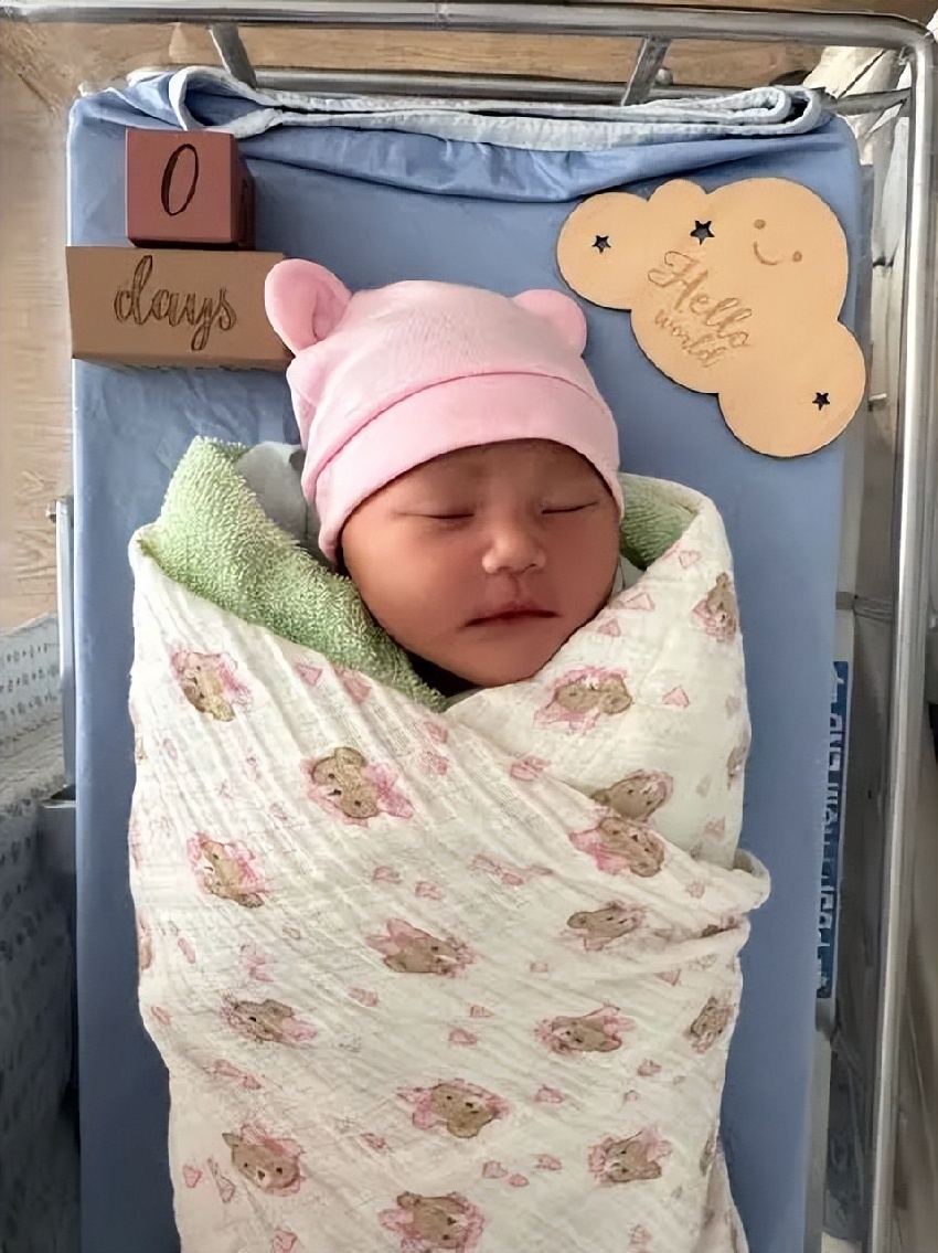 38歲前港姐誕下二胎女兒!極速順產醫生都來不及到場,羊水突然穿破噴了老公一身