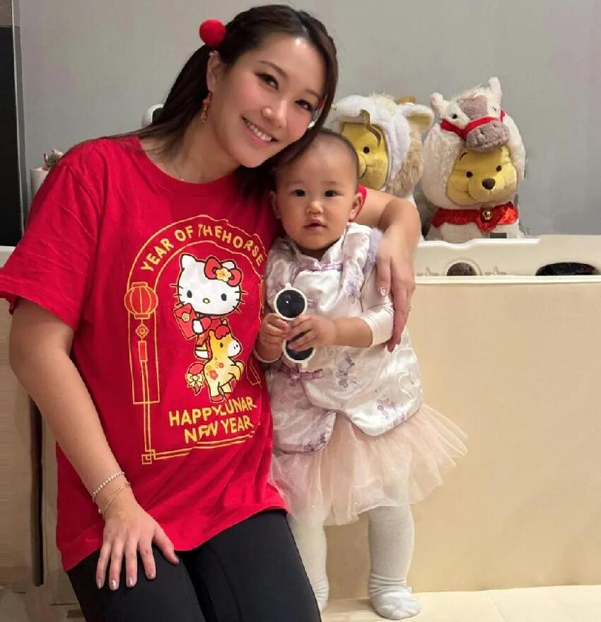 38歲前港姐誕下二胎女兒!極速順產醫生都來不及到場,羊水突然穿破噴了老公一身