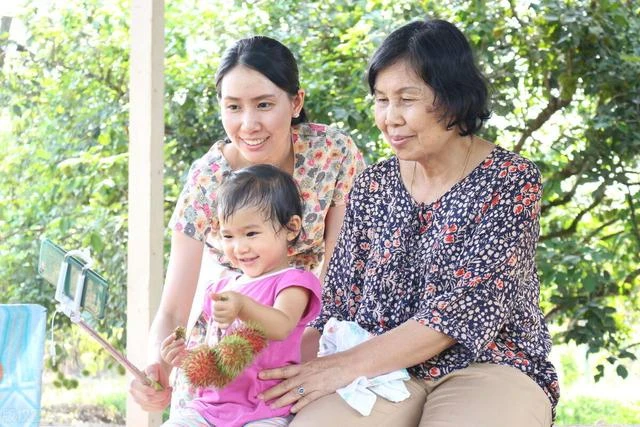 老伴走後我住兒子家幫忙帶孫，今天去接孫子突然暴雨「爺孫倆都淋濕」媳婦把我罵得狗血淋頭！ 我才想起「老婆臨終前的話」於是照她的話做了一個決定...從此變幸福