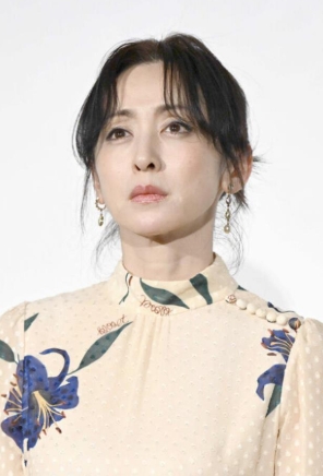 小王頭戴內褲激吻！58歲影后「偷吃14年才離婚」　結縭30年老公「黯然離家」