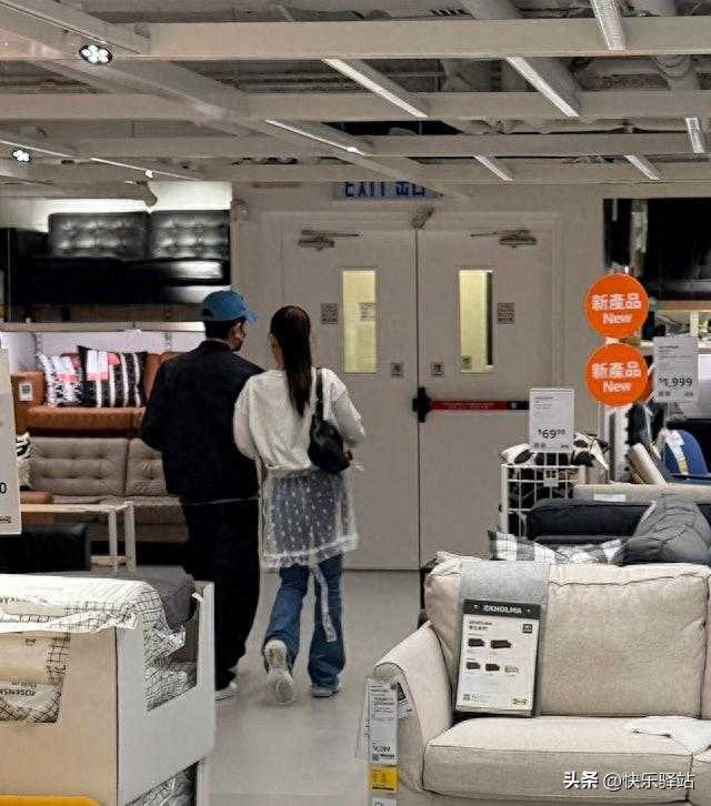 郭富城和老婆方媛看傢具，夫妻打扮素雅，牽手同行相當甜蜜