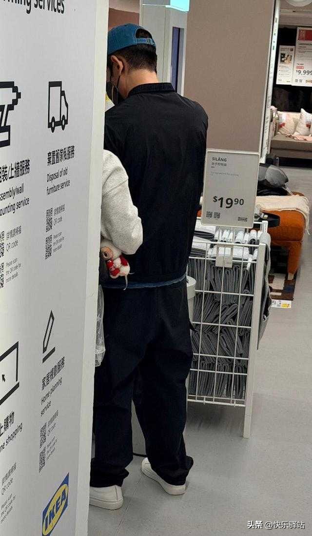 郭富城和老婆方媛看傢具，夫妻打扮素雅，牽手同行相當甜蜜