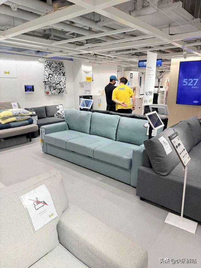 郭富城和老婆方媛看傢具，夫妻打扮素雅，牽手同行相當甜蜜