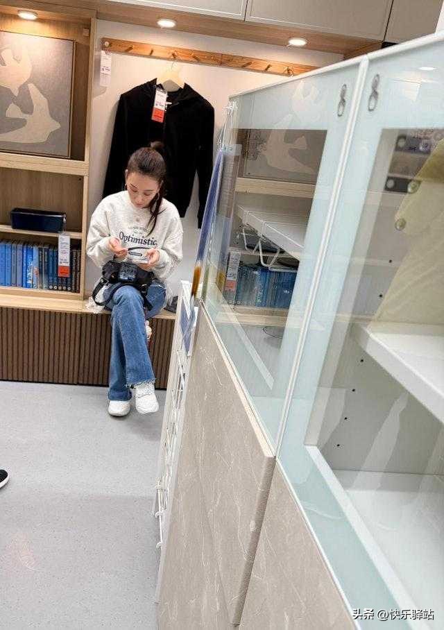 郭富城和老婆方媛看傢具，夫妻打扮素雅，牽手同行相當甜蜜