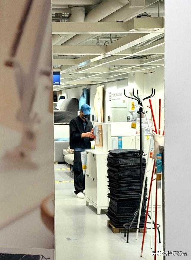 郭富城和老婆方媛看傢具，夫妻打扮素雅，牽手同行相當甜蜜